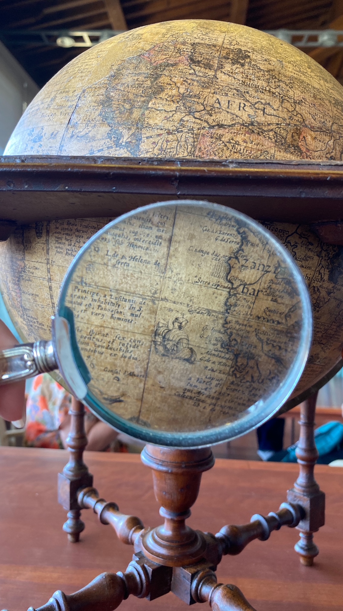 Esposti al Museo Galileo il globo terrestre di Cornelis De Jode (1594) e un raro astrolabio di carta (1668), recentemente acquistati dal Ministero della Cultura per la Direzione regionale Musei della Toscana